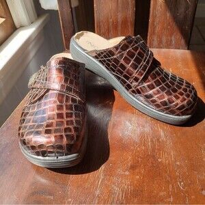 Ingaro Brown Croc-Embossed Clogs size 7M